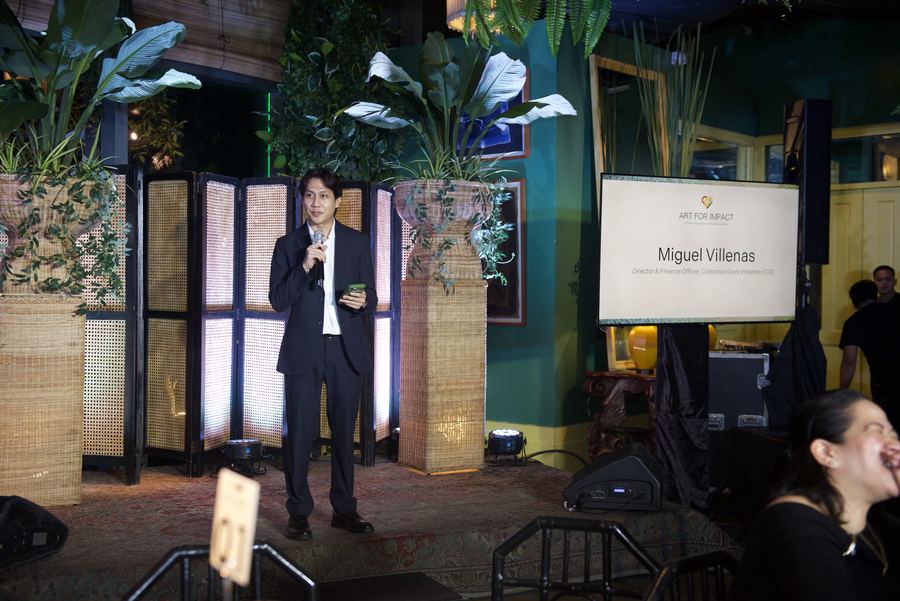 Miguel Villenas addressing guests from the stage